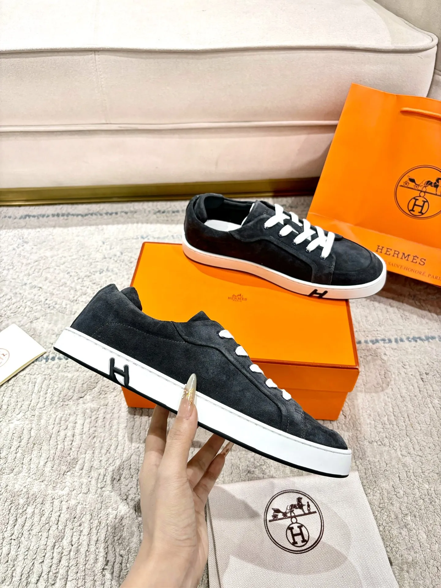 👟👟Ex-factory price 640👟👟 Men's model ➕10 Hermes·Hermès 2025ss new Lucky series men's leather loafers casual sports shoes for women Top version 🔝Original purchase, development and production👍🏻 This Hermès sports shoe is made of calfskin and suede goatskin, with iconic "H" details on the side, creating a dynamic and fashionable style. 💘 💜Material: original imported first-layer cowhide 💛Inner lining: original customized soft sheepskin 💚Sole: original molded non-slip TPU outsole ❤️Sole thickness: about 2.5cm 🤍Number of yards: 35-45👣 (40 for women and 45 for men, custom-made and non-refundable